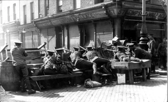 Framed Print : British troops hold a barrier in a Dublin Street during the week long Irish Rebellion of 1916 Framed Print : British troops hold a barrier in a Dublin Street during the week long Irish Rebellion of 1916