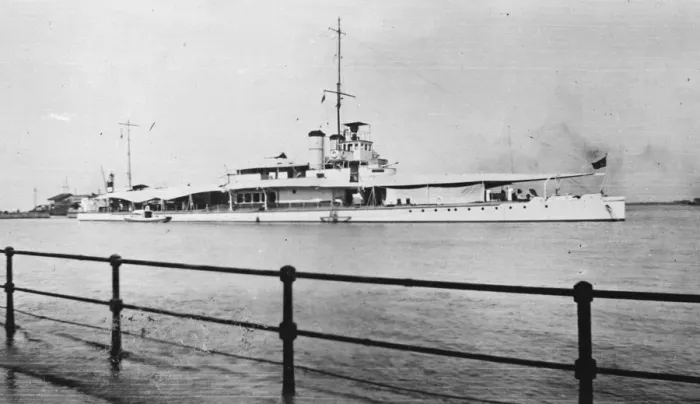 Framed Print : British warship at Hankow. HMS Mantia arriving at Hankow to protect British interests