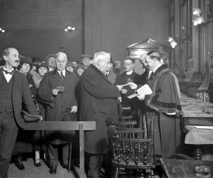 Framed Print : Broadway (Hammersmith) annual share-out. Sir William Bull receives his money Framed Print : Broadway (Hammersmith) annual share-out. Sir William Bull receives his money