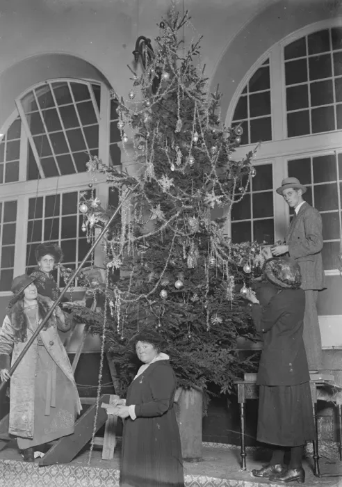 Framed Print : Buckingham Palace Christmas tree for wounded men On left is Miss Marta Cunningham Framed Print : Buckingham Palace Christmas tree for wounded men On left is Miss Marta Cunningham