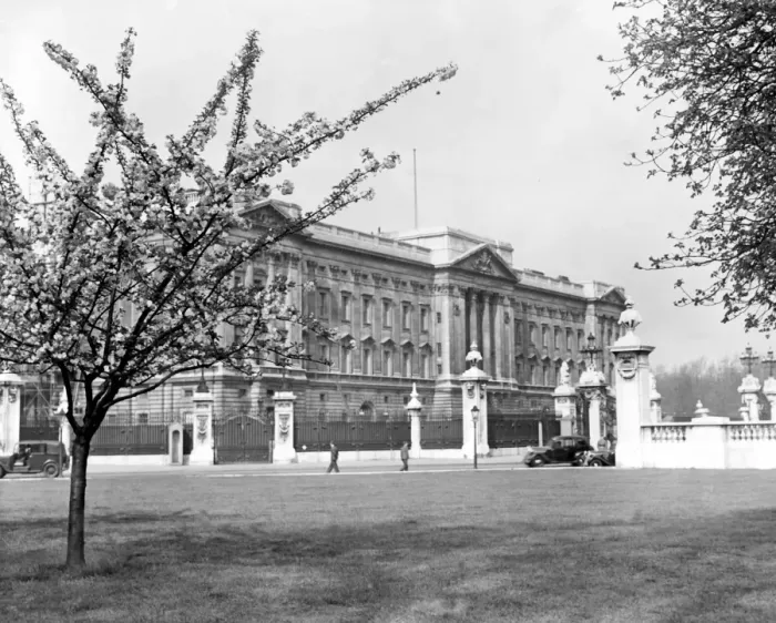 Framed Print : Buckingham Palace, London 10th April 1948 Framed Print : Buckingham Palace, London 10th April 1948