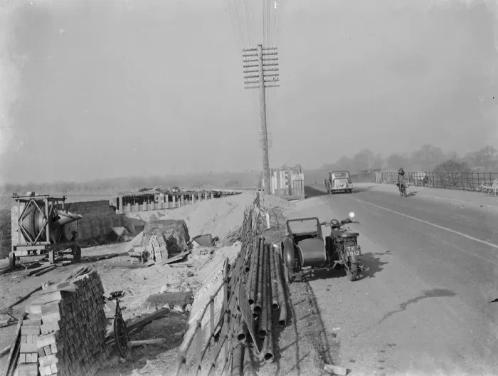 Framed Print : Building work being carried out for the widening of the Maidstone Bridge over