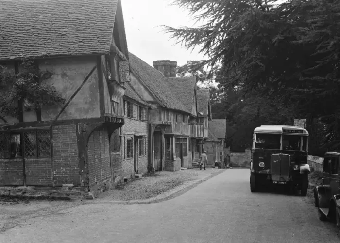 Framed Print : A bus in the village of Chiddingstone, Kent, showing the old cottages