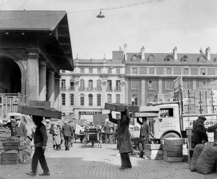 Framed Print : Busy market porters carrying boxes on their heads at Covent Gardens flower, fruit