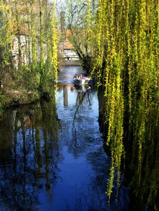Framed Print : Canal, Bruges, Belgium ?2006 Charles Walker / TopFoto Framed Print : Canal, Bruges, Belgium ?2006 Charles Walker / TopFoto
