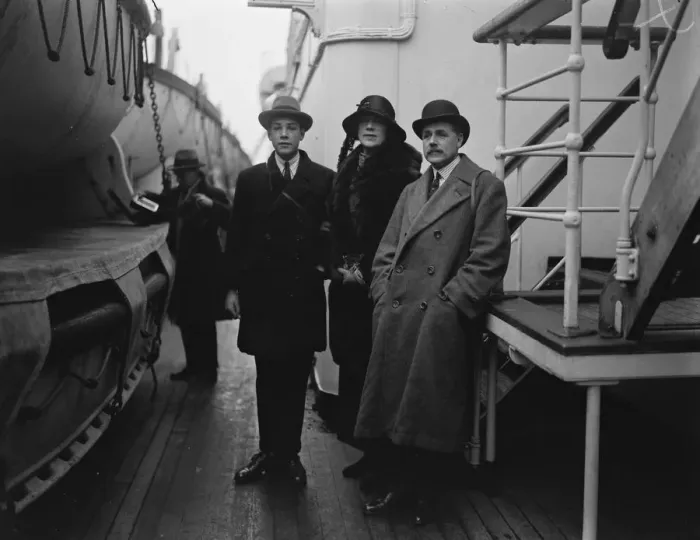 Framed Print : Celebrities arrive on White Star xmas ship. Passengers on the White Star liner Framed Print : Celebrities arrive on White Star xmas ship. Passengers on the White Star liner