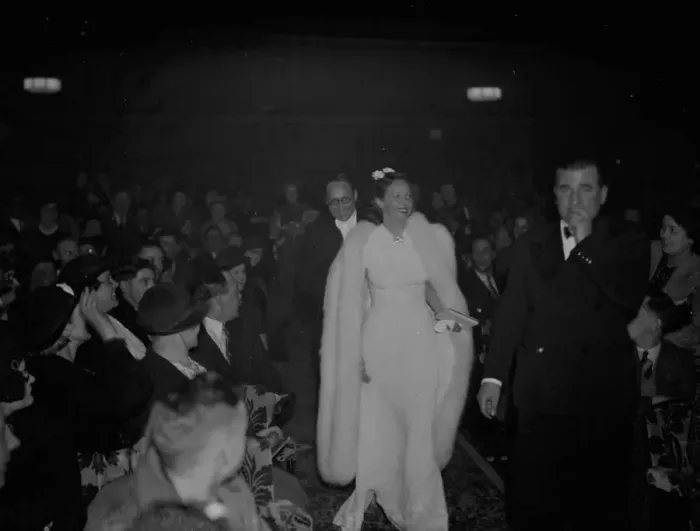Framed Print : Celebrities, Jessie Matthews with her husband, Sonnie Hale walk through the audience Framed Print : Celebrities, Jessie Matthews with her husband, Sonnie Hale walk through the audience
