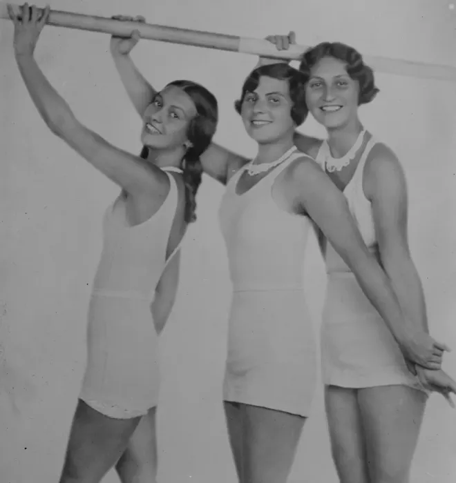 Framed Print : Their challenge to the world. Ann, Marie and Elizabeth, Sugar, sisters of Budapest Framed Print : Their challenge to the world. Ann, Marie and Elizabeth, Sugar, sisters of Budapest