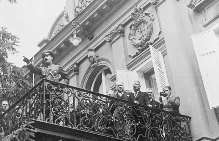 Framed Print : Cheering crowds besiege the Royal Palace in Sofia after the birth of a son to Queen Joanna