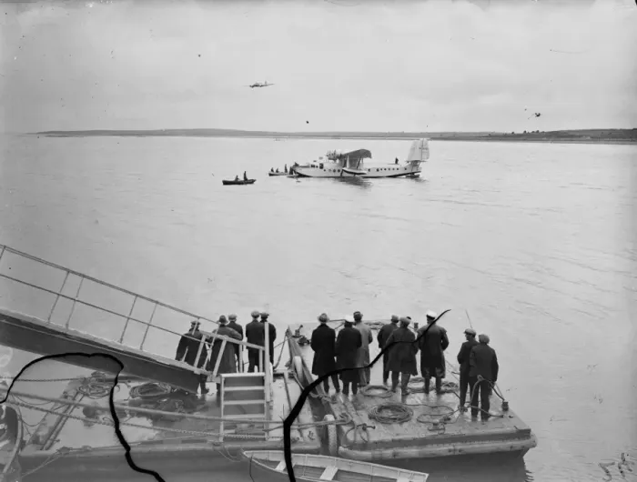 Framed Print : Cheering crowds. The Clipper landing on sea Framed Print : Cheering crowds. The Clipper landing on sea