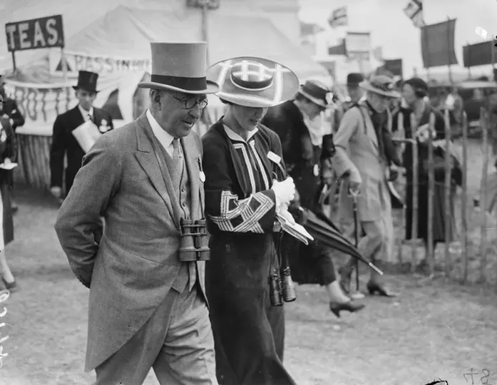 Framed Print : Cheques at Epsom on ladies Day. Check out style scene at Epsom on Oaks day. 4 Framed Print : Cheques at Epsom on ladies Day. Check out style scene at Epsom on Oaks day. 4