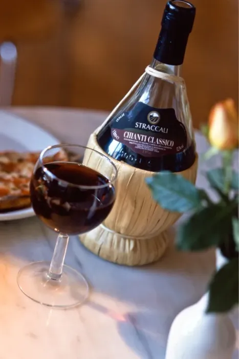 Framed Print : Chianti classico in traditional old fashioned raffia covered bbottle on restaurant Framed Print : Chianti classico in traditional old fashioned raffia covered bbottle on restaurant