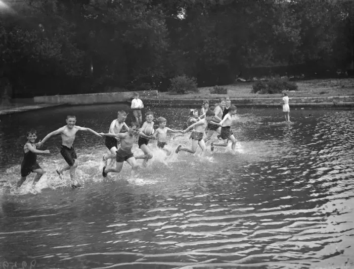 Framed Print : Children bath in the ponds in, Central Park Dartford. 1938