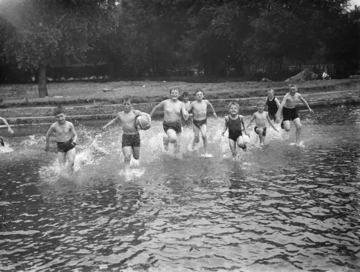 Framed Print : Children bath in the ponds in, Central Park Dartford. 1938 Framed Print : Children bath in the ponds in, Central Park Dartford. 1938