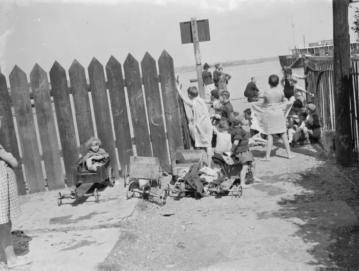 Framed Print : Children have come to the riverside on the Thames estuary at Gravesend, Kent, to Framed Print : Children have come to the riverside on the Thames estuary at Gravesend, Kent, to