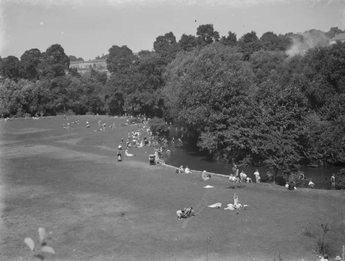 Framed Print : Children find cool spot, Central Park Dartford. 1937 Framed Print : Children find cool spot, Central Park Dartford. 1937