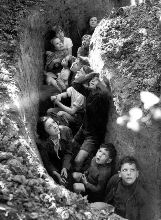 Framed Print : Children of hop pickers watch the Battle of Britain rage overhead, Kent 1940 Framed Print : Children of hop pickers watch the Battle of Britain rage overhead, Kent 1940