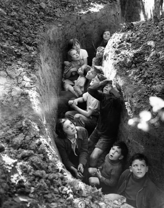 Framed Print : Children of hop pickers watch the Battle of Britain rage overhead, Kent 1940 Framed Print : Children of hop pickers watch the Battle of Britain rage overhead, Kent 1940