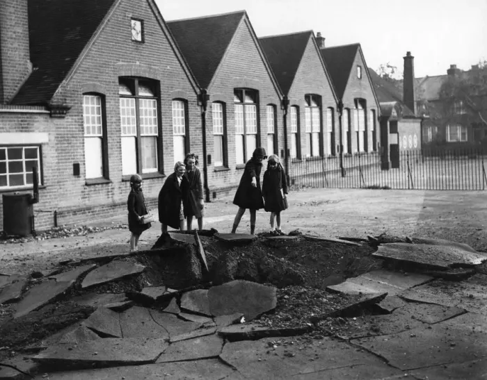 Framed Print : Children inspecting the damage at their school in Sidcup, Kent in WWII Framed Print : Children inspecting the damage at their school in Sidcup, Kent in WWII