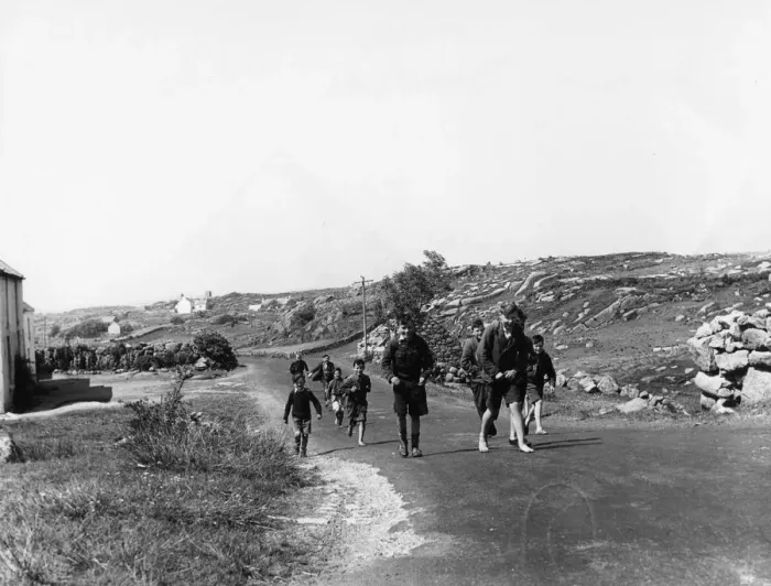 Framed Print : Children leaving school in Donegal 1952 Framed Print : Children leaving school in Donegal 1952