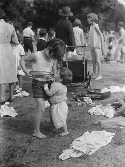 Framed Print : Children play in the paddling pools in Dartford park. 24 August 1937 Framed Print : Children play in the paddling pools in Dartford park. 24 August 1937
