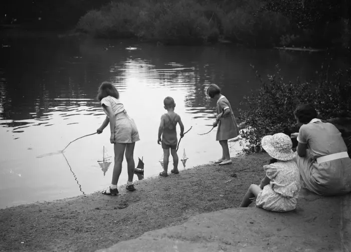 Framed Print : Children play with toy sailing boats in Dartford park. 24 August 1937 Framed Print : Children play with toy sailing boats in Dartford park. 24 August 1937