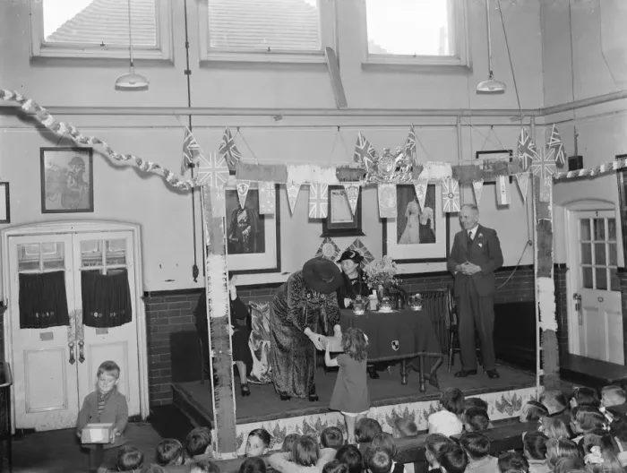 Framed Print : Children at Sidcup Hill School in Kent, are being handed out coronation mugs to