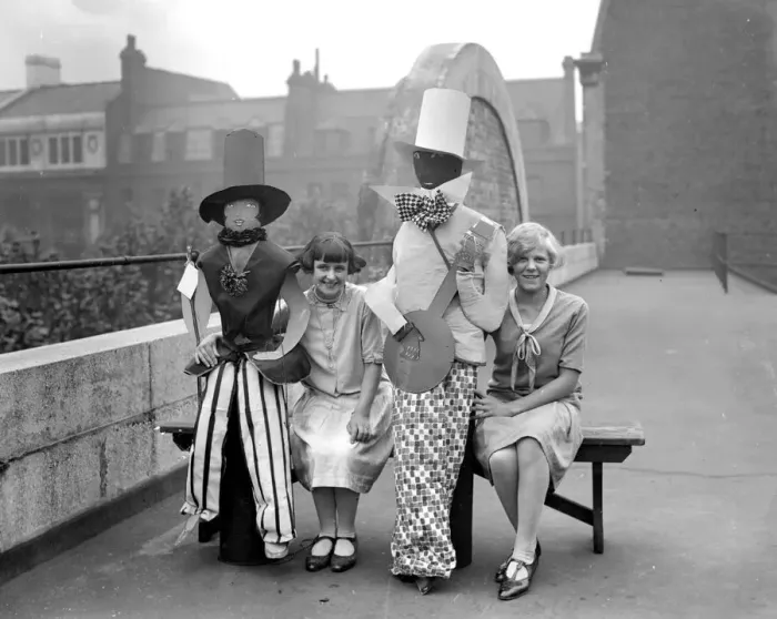 Framed Print : childrens statues, Holborn. 1928 Framed Print : childrens statues, Holborn. 1928