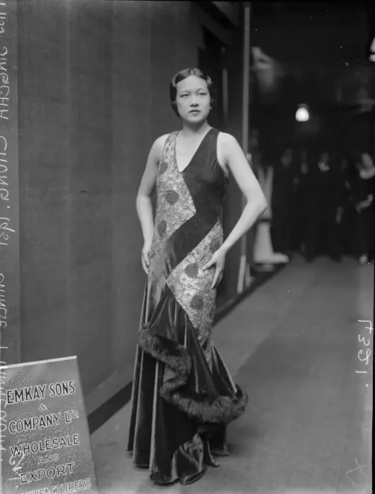 Framed Print : Chinese girl mannequin. Miss Singcha Chung, a 22 years old mannequin at the Fashions