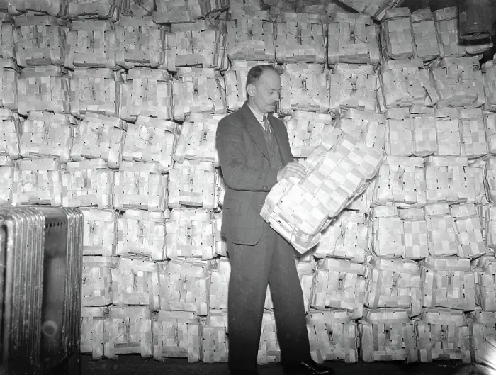 Framed Print : Chip Basket making - Edenbridge. 22 March 1948