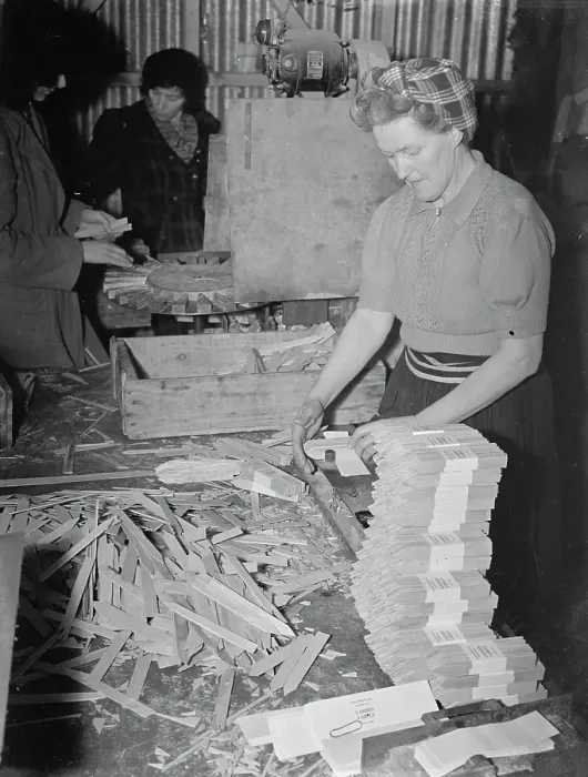 Framed Print : Chip Basket making - Edenbridge. 22 March 1948
