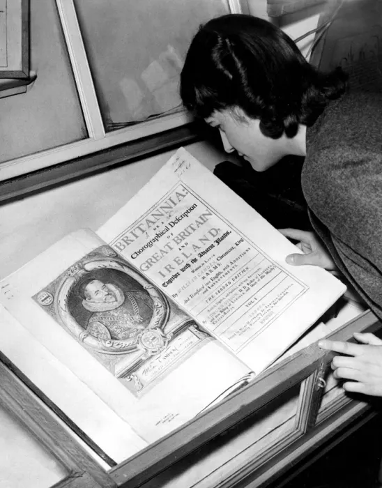 Framed Print : Chislehurst Library Assistant, Miss Gillian Wiles of St Pauls Cray, Kent, admires Framed Print : Chislehurst Library Assistant, Miss Gillian Wiles of St Pauls Cray, Kent, admires