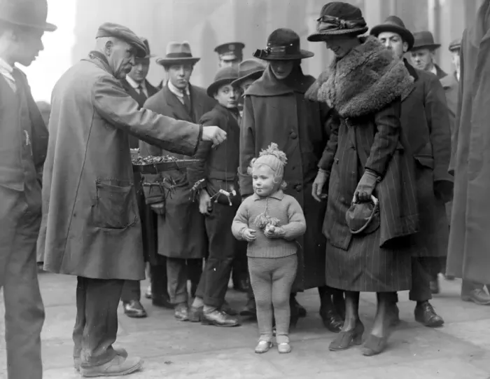 Framed Print : Christmas, 1920. Hawkers in Holborn
