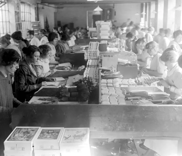 Framed Print : Christmas, 1920. Making Crackers at Mead and Fields. 18 October 1920
