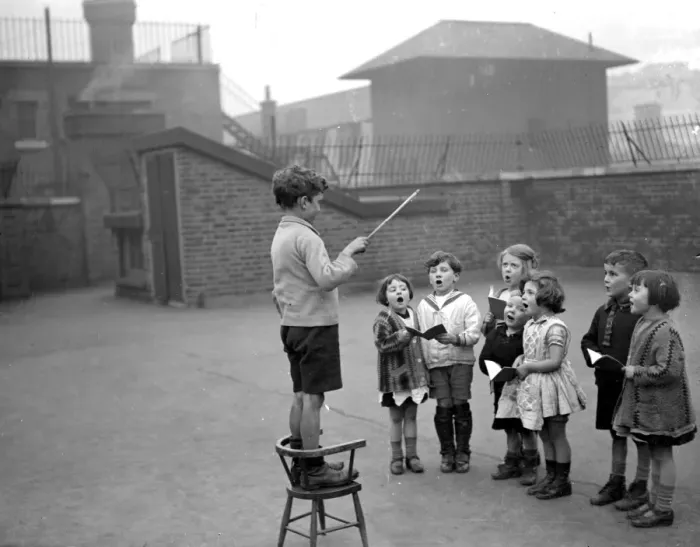 Framed Print : Christmas carols at St Clements Danes School, Drury Lane. 1926 Framed Print : Christmas carols at St Clements Danes School, Drury Lane. 1926
