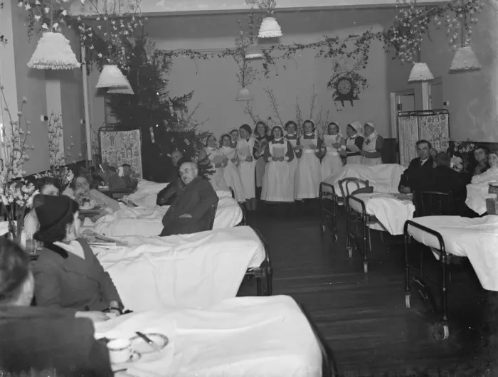 Framed Print : Christmas at Cray Valley Hospital in Kent. Nurses singing carols to patients Framed Print : Christmas at Cray Valley Hospital in Kent. Nurses singing carols to patients