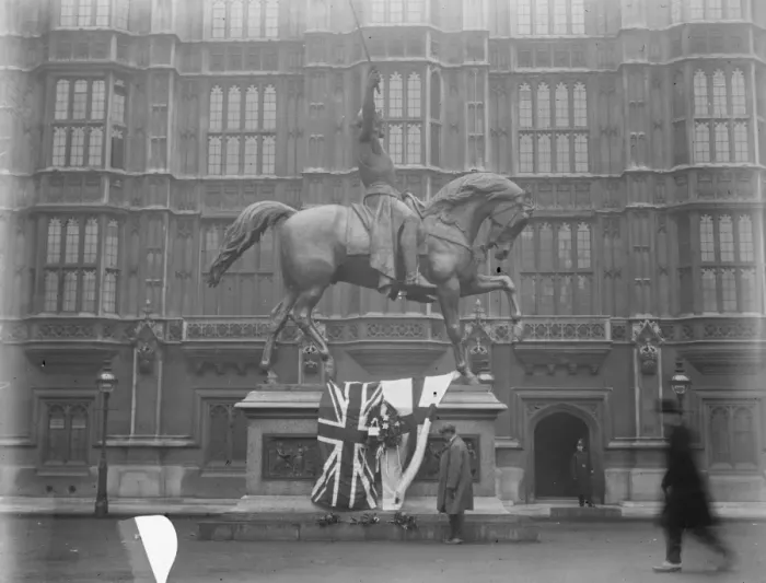 Framed Print : Coeur De Lion Statue at Westminster, outside the House of Lords 11 December 1919 Framed Print : Coeur De Lion Statue at Westminster, outside the House of Lords 11 December 1919