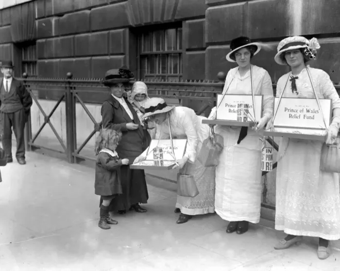Framed Print : Collecting for the Prince of Wales Fund. 1914 - 1918