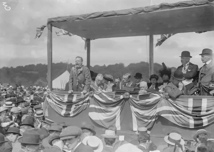 Framed Print : Colonel Wallace speaking at Drumbeg