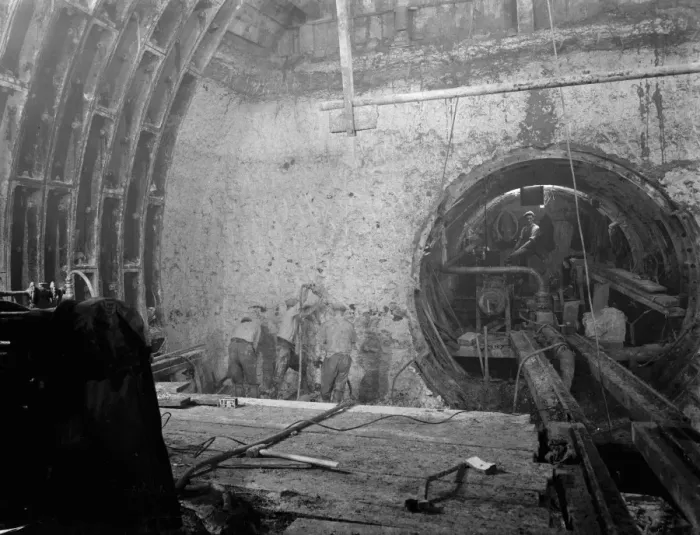 Framed Print : The construction of the Dartford Tunnel. Workers building the main tunneling shield