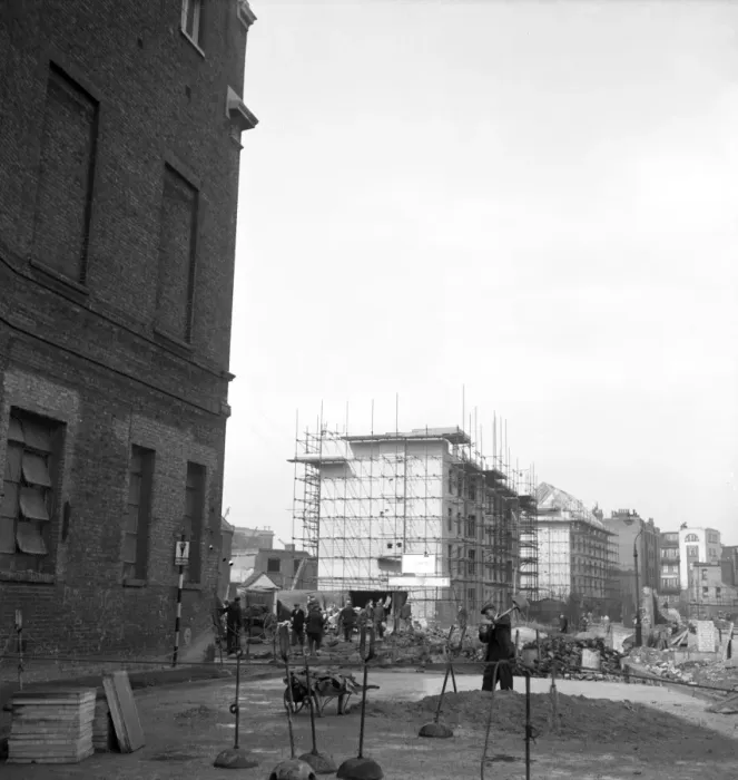 Framed Print : The construction of new buildings in Wapping, the London dock area which had been Framed Print : The construction of new buildings in Wapping, the London dock area which had been