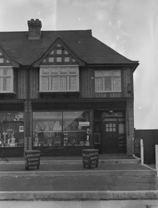 Framed Print : Corner shop in Chislehurst, Kent. An off - licence selling wines, spirits and beers Framed Print : Corner shop in Chislehurst, Kent. An off - licence selling wines, spirits and beers