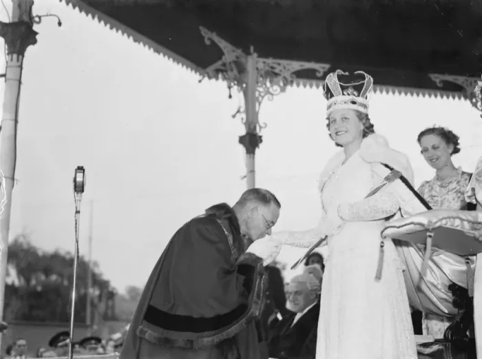 Framed Print : The coronation of the Dartford Carnival Queen, Miss Joan, by the Mayor and Councillor Framed Print : The coronation of the Dartford Carnival Queen, Miss Joan, by the Mayor and Councillor