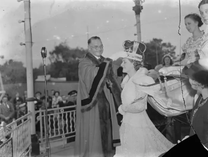 Framed Print : The coronation of the Dartford Carnival Queen, Miss Joan, by the Mayor and Councillor Framed Print : The coronation of the Dartford Carnival Queen, Miss Joan, by the Mayor and Councillor