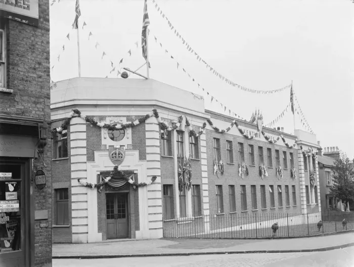 Framed Print : Coronation decorations at Kentish Times in Sidcup, Kent, to celebrate the coronation
