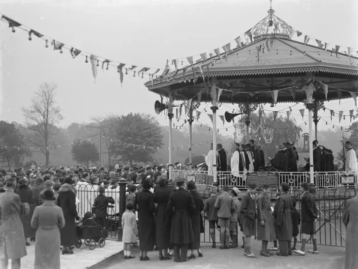 Framed Print : Coronation festivities at Dartford. 15 May 1937 Framed Print : Coronation festivities at Dartford. 15 May 1937