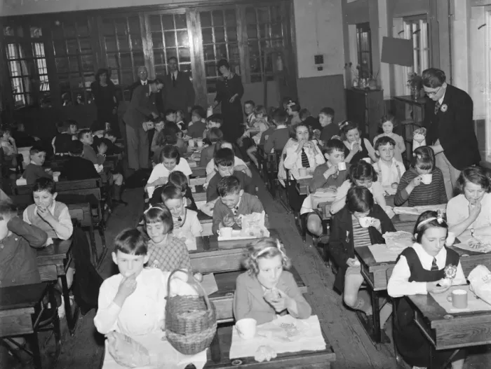 Framed Print : Coronation school tea at a school in Crayford, Kent, to celebrate the coronation Framed Print : Coronation school tea at a school in Crayford, Kent, to celebrate the coronation