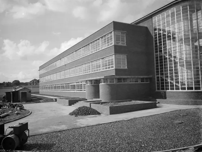 Framed Print : The County School for Boys in Sidcup, London. An external view of the new building Framed Print : The County School for Boys in Sidcup, London. An external view of the new building