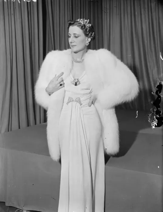 Framed Print : Court gown with ?20, 000 jewels shown at the London Exhibition. Beautiful gowns which
