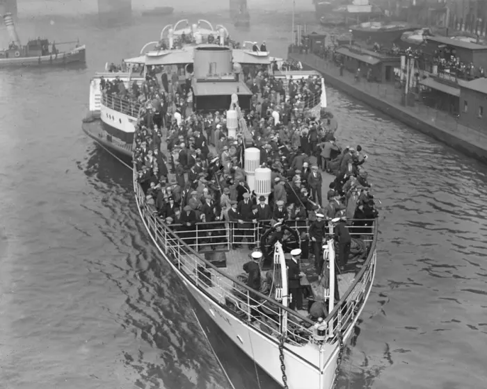 Framed Print : The Crested Eagle leaving London Bridge for Margate 22 May 1926 Framed Print : The Crested Eagle leaving London Bridge for Margate 22 May 1926